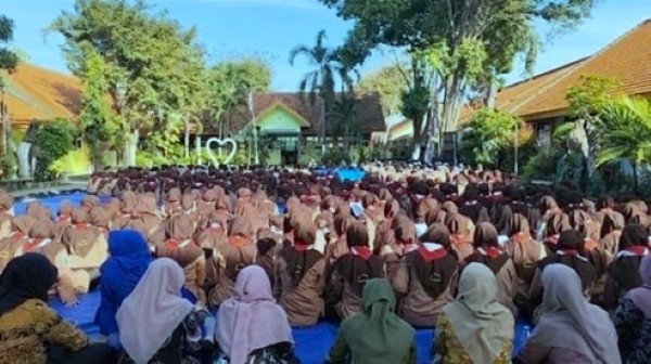 Read more about the article Khotmil Qur’an Jumat Legi (Merajut Spiritual dan Kebersamaan di SMAN 1 Gondangwetan Pasuruan)