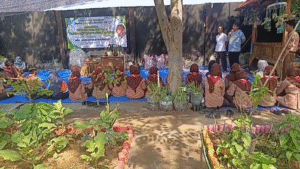 Read more about the article Adiwiyata SMAN 1 Gondangwetan Gelar Pelatihan Kokedama