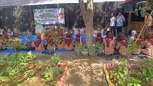 Read more about the article Adiwiyata SMAN 1 Gondangwetan Gelar Pelatihan Kokedama